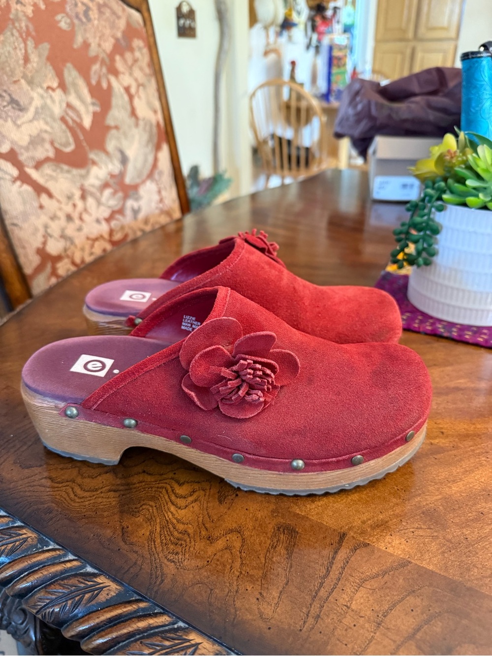 ellemenno Red Suede Flower Clog Mules